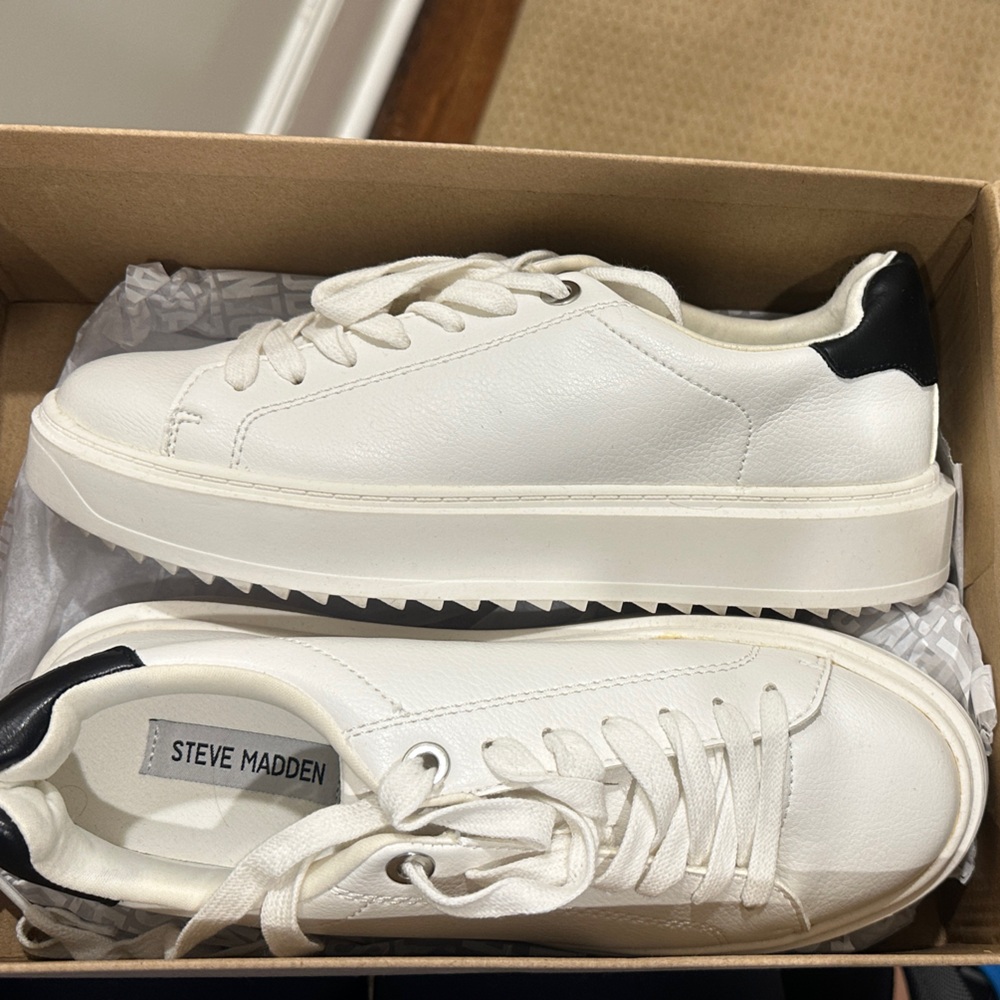 NWT Steve Madden Woman’s Catcher White/Black Sneakers 9